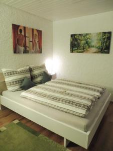オーバーシュタウフェンにあるGrün und herzlichのベッドルーム(大きな白いベッド、枕付)