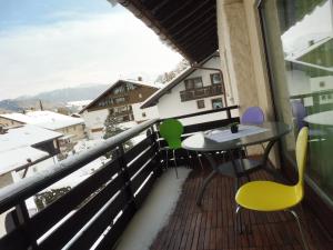 einen Balkon mit einem Tisch und Stühlen sowie Aussicht in der Unterkunft Grün und herzlich in Oberstaufen