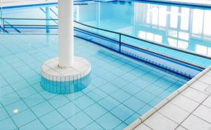 an empty swimming pool with a pole in the water at Amelander Kaap 35 in Hollum