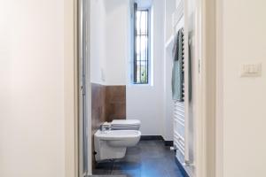 Ένα μπάνιο στο Charming Sempione Apartment +23 φωτογραφίες