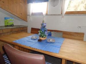 uma mesa de madeira com um vaso de plantas em cima em Appartements Martha em Matrei in Osttirol