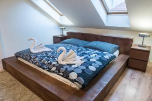 Postel nebo postele na pokoji v ubytování Spacious and Quiet Attic Flat in Centre