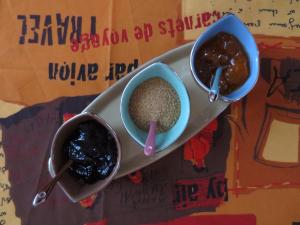 due ciotole di cibo su un vassoio con salsa di Chambres d'hôtes entre Arras et Albert - Bed and Breakfast a Souastre Altre 26 foto