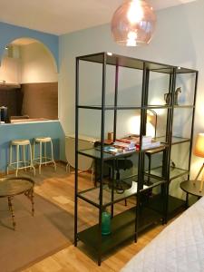 une chambre avec une table et une étagère en verre dans l'établissement Rue Jean-Antoine Gautier, à Genève
