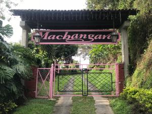 una puerta a un jardín con un cartel que diga margaritaarma en Finca Machangara, en Quimbaya