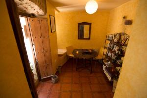 カセレスにあるApartamento turístico La Juderíaのテーブルと椅子が備わる小さなお部屋です。