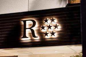 Una señal para una tienda con estrellas. en R Star Hostel Kyoto en Kioto