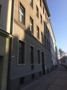 un edificio al lado de una calle en Apps 21, en Viena