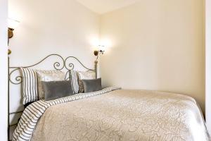 アロナにあるStudio in Los Cristianos Ocean Viewの白いベッドルーム(大型ベッド1台、枕付) +21枚の写真