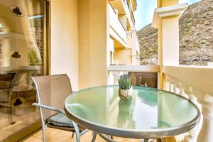 アロナにあるStudio in Los Cristianos Ocean Viewのバルコニーに鉢植えのガラステーブル