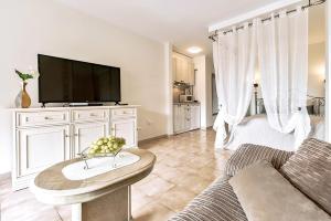 アロナにあるStudio in Los Cristianos Ocean Viewのソファとテレビのあるリビングルーム