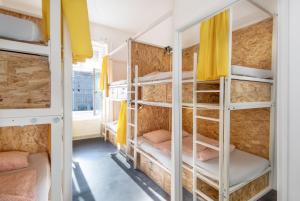 Poschodová posteľ alebo postele v izbe v ubytovaní Avenue Hostel