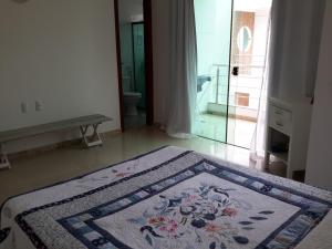 una camera con tappeto sul pavimento e bagno di Ótima Localização - 4 Quartos a Porto Seguro Altre 6 foto