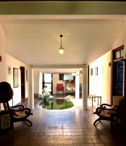 una sala de estar con una piscina en el medio. en Curry Bowl Restaurant & Turtles Rest, en Hikkaduwa