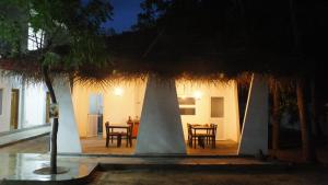 een patio met stoelen en een tafel in een huis bij D'Villa Garden House in Jaffna