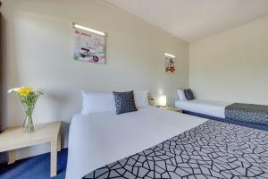 Camelot Motel客房内的一张或多张床位