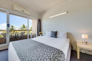 Camelot Motel客房内的一张或多张床位