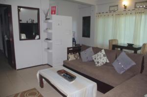 sala de estar con sofá y mesa en Shangrilah Villas, en Bedugul