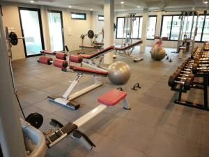 un gimnasio con varios equipos de ejercicio en una habitación en Phangan Pearl Villa, en Haad Rin
