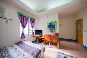 TV a/nebo společenská místnost v ubytování Blue Sea Romance B&B + 29 fotografií