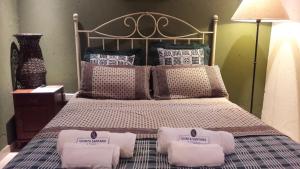 a bedroom with a bed with towels on it at Quinta Santana in José de la Quintana