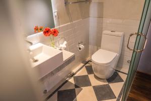 Łazienka z białą toaletą i umywalką w obiekcie Posada El Viejo Consulado w mieście Colonia del Sacramento