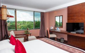 Televisyen dan/atau pusat hiburan di Rose Garden Hotel