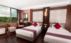 Una cama o camas en una habitación de Rose Garden Hotel