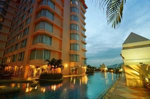 a hotel with a swimming pool in front of a building at Duangtawan Hotel Chiang Mai -SHA Extra Plus in Chiang Mai