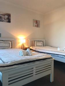 sypialnia z 2 łóżkami i lampką w obiekcie Luxury Apt with 2BR plus 2Bath w mieście Liverpool