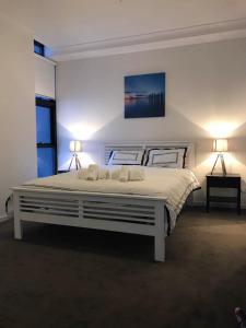 1 dormitorio con 1 cama blanca grande y 2 lámparas en Luxury Apt with 2BR plus 2Bath, en Liverpool