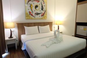 Una habitación de hotel con una cama con una toalla. en A Plus Hotel en Ko Lipe