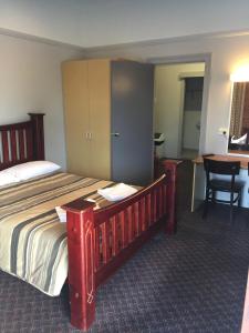 En eller flere senge i et værelse på Heritage Hotel Rockhampton