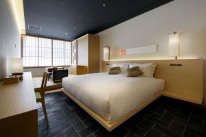京都市にあるhotel kanra kyotoのベッドルーム1室(白い大型ベッド1台付) +37枚の写真