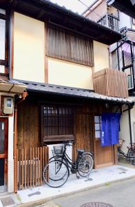 ein Fahrrad, das vor einem Gebäude geparkt ist in der Unterkunft Tsurui Nijo 鶴居二条 in Kyoto