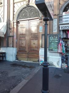 eine große Holztür vor einem Gebäude in der Unterkunft Un Caffè Sul Balcone 1 in Rom