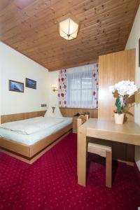 Postel nebo postele na pokoji v ubytování Hotel Sonnhof