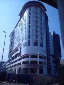 um edifício branco alto com muitas janelas em Taiping Centre Point Suite em Taiping