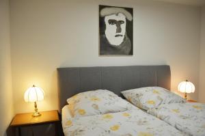 バート・ベヴェンセンにあるFerienwohnung Petriのベッドルーム1室(ベッド1台付)が備わります。壁には絵画が飾られています。