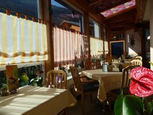 Um restaurante ou outro lugar para comer em Hotel Gletschermühle