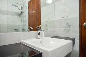 A bathroom at Thaimit Resort