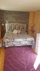 アオスタにあるEuroski B&Bのベッドルーム1室(紫色の敷物を使用した大型ベッド1台付)