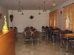 jadalnia ze stołami i krzesłami oraz niezamierzone w obiekcie Hotel Bocy w Oščadnicy
