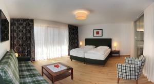 A bed or beds in a room at Hotel Hochsteg Gütl | Traunsee Salzkammergut