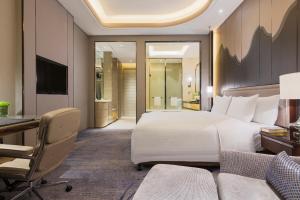 A bed or beds in a room at Wanda Realm Changzhou