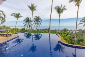 una piscina con palmeras en el fondo en Seaview Paradise Mountain Holiday Villas Resort, en Lamai