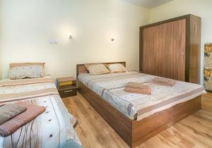Un pat sau paturi într-o cameră la Apartments Yalta