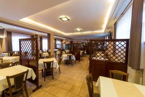 Reštaurácia alebo iné gastronomické zariadenie v ubytovaní HOTEL Villa Romaine