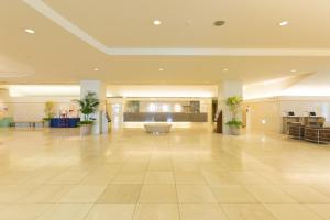 un gran vestíbulo con un gran suelo de baldosa en Hotel Sapporo Garden Palace, en Sapporo