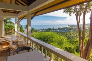 un balcón de una casa con vistas al océano en Seaview Paradise Mountain Holiday Villas Resort, en Lamai